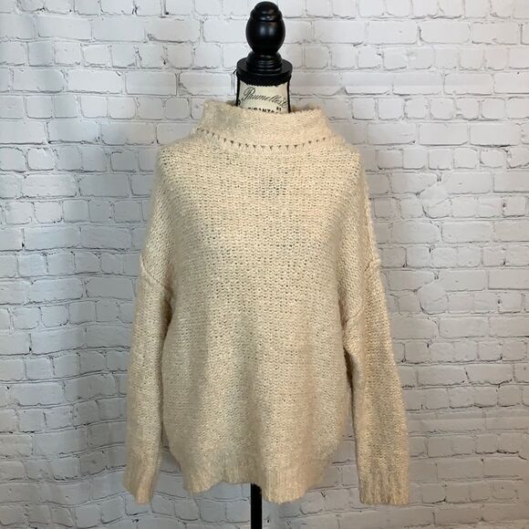 ASTR Tab Fuzzy cable knit Sweater Size XS - Picture 1 of 8